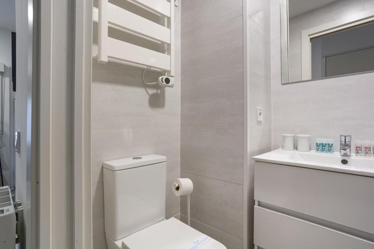 1 Bedroom 1 Bathroom Furnished - Av De America - Studio - Mintystay Мадрид Екстер'єр фото